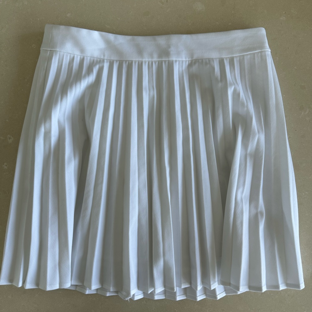 Aritzia Sundeh White Pleated Tennis Skirt, size 6